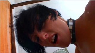 Une coquine SM se fait bourrer tous les orifices