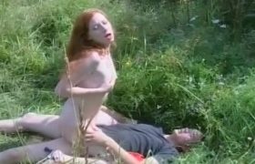 Une rousse se fait péter la chatte en extérieur